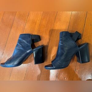 Kenneth Cole toe and heel-less navy heels